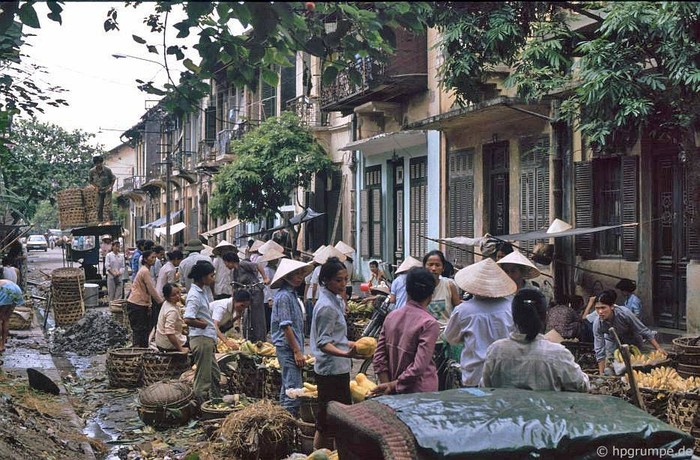 Một góc chợ cóc Hà Nội 1991.